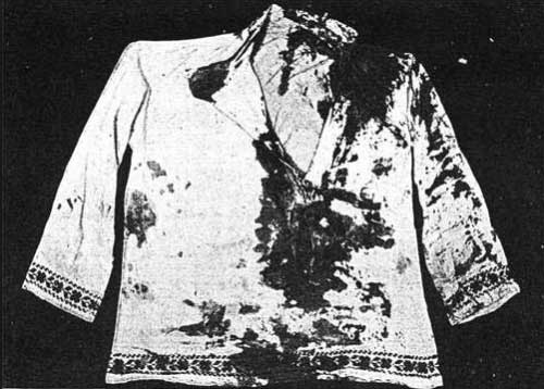 Рубашка (вид спереди), в которой был замучен Андрюша